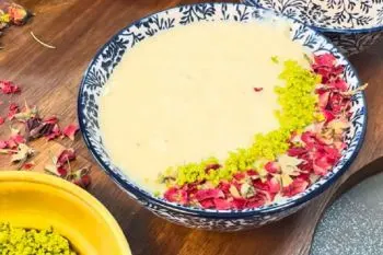 طرز تهیه شیر برنج فرانسوی؛ برنج نیم دانه در حال شستن و خیساندن