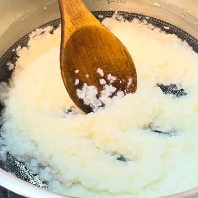 مخلوط کردن شیر عسلی و خامه در شیر برنج