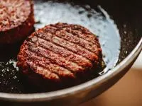 تصویر مرتبط با طرز تهیه رویال برگر؛ ساندویچ سلطنتی در خانه