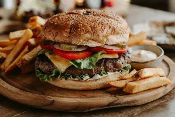 طرز تهیه رویال برگر؛ تصویر رویال برگر و مواد اولیه آن