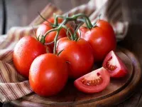 گوجه فرنگی‌های رسیده و تازه برای تهیه سوپ