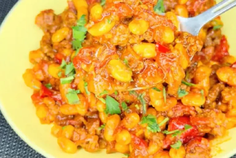 خوراک گوشت چرخ کرده و لوبیا سفید با رب انار در ظرف سرو