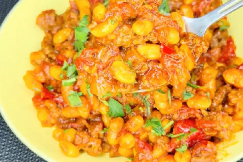 خوراک گوشت چرخ کرده و لوبیا سفید با رب انار در ظرف سرو
