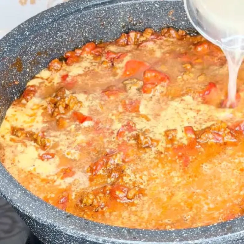 لوبیا سفید پخته شده در حال اضافه شدن به خوراک