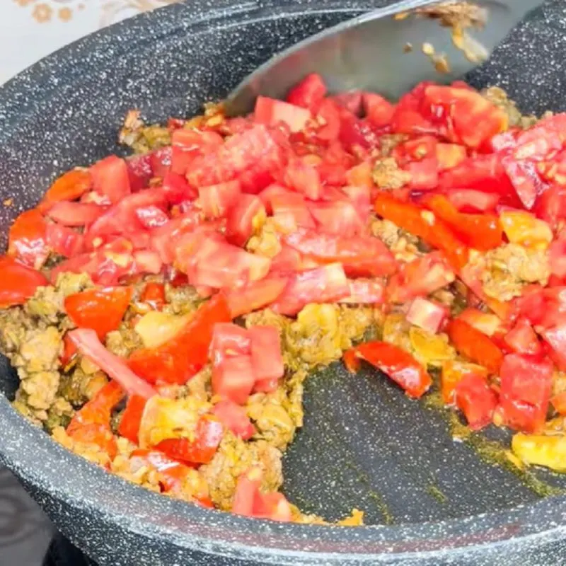 رب گوجه فرنگی در حال تفت دادن در تابه