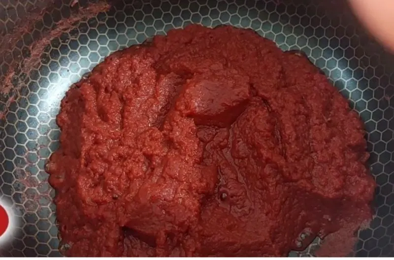 افزودن روغن و نمک به رب گوجه فرنگی در مرحله نهایی