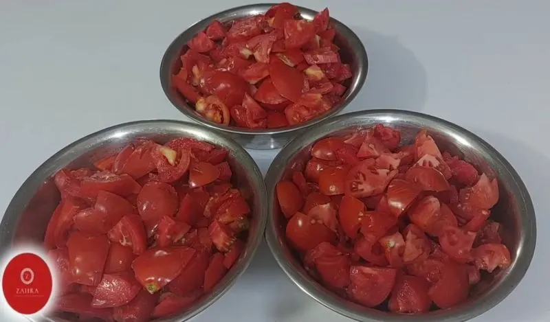 گوجه فرنگیهای خرد شده آماده برای تهیه رب