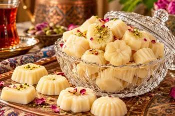 تهیه آبنبات شیری کاراملی خانگی؛ آبنبات شیری خانگی با بافت ترد و رنگ ک