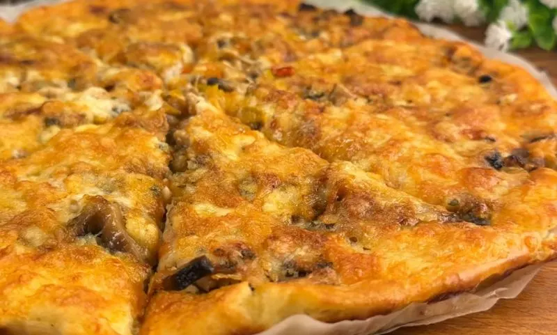 تصویر مرتبط با طرز تهیه پیتزای مرغ و قارچ با کراست سیبزمینی نرم و خوشمزه