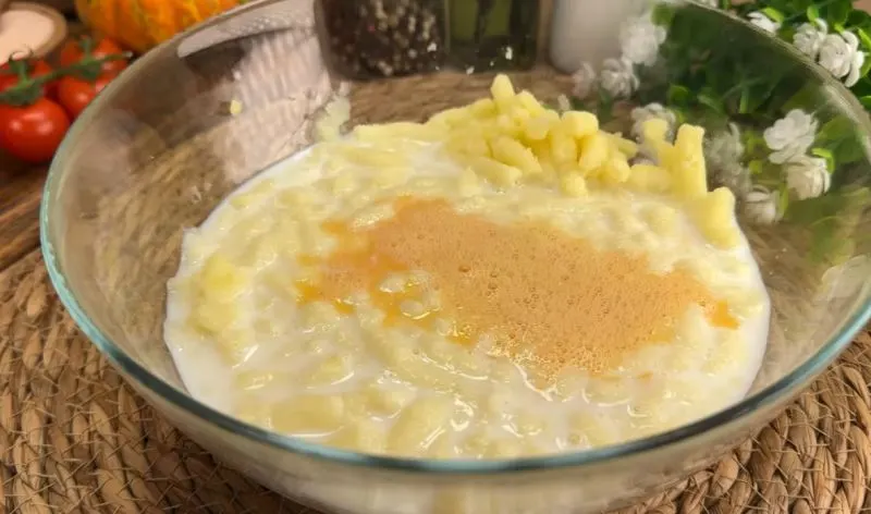 تصویر مرتبط با طرز تهیه پیتزای مرغ و قارچ با کراست سیبزمینی نرم و خوشمزه