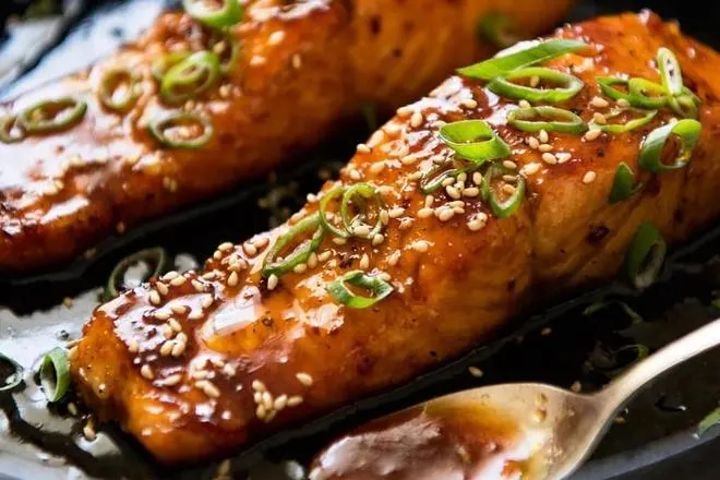 تصویر مرتبط با طرز تهیه ماهی سالمون با سس سویا؛ غذای دریایی خوشطعم و ساده