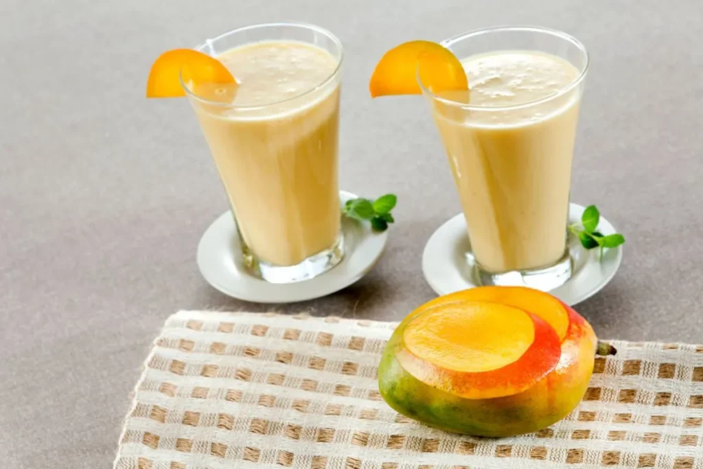 تصویر مرتبط با طرز تهیه میلک شیک انبه؛ نوشیدنی خنک و مخملی با طعمی بی‌نظیر