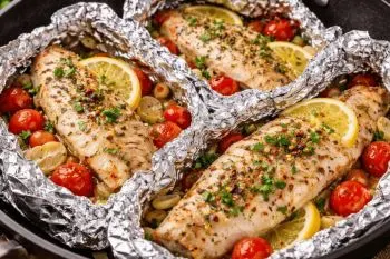 خوراک ماهی در فویل با لیموترش و سبزیجات تازه و رنگارنگ