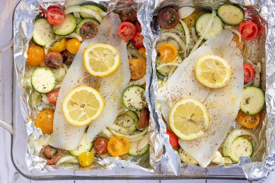 بستههای ماهی در فویل داخل فر در حال پخت با حرارت مناسب