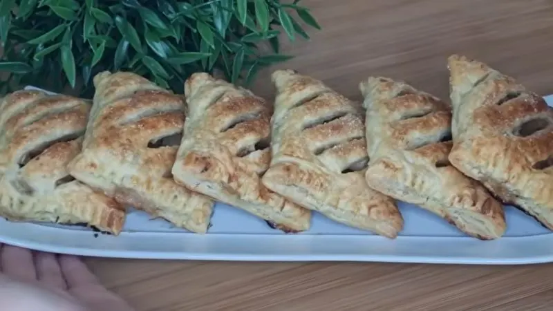 تصویر مرتبط با طرز تهیه پای سیب و کشمش با خمیر هزارلا در کمتر از نیم ساعت