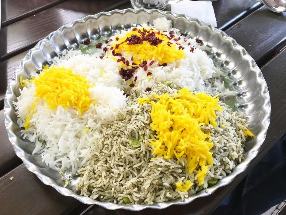 تصویر مرتبط با طرز تهیه پلوی سه رنگ با تن ماهی؛ غذای رنگارنگ و خوش‌طعم خانگی