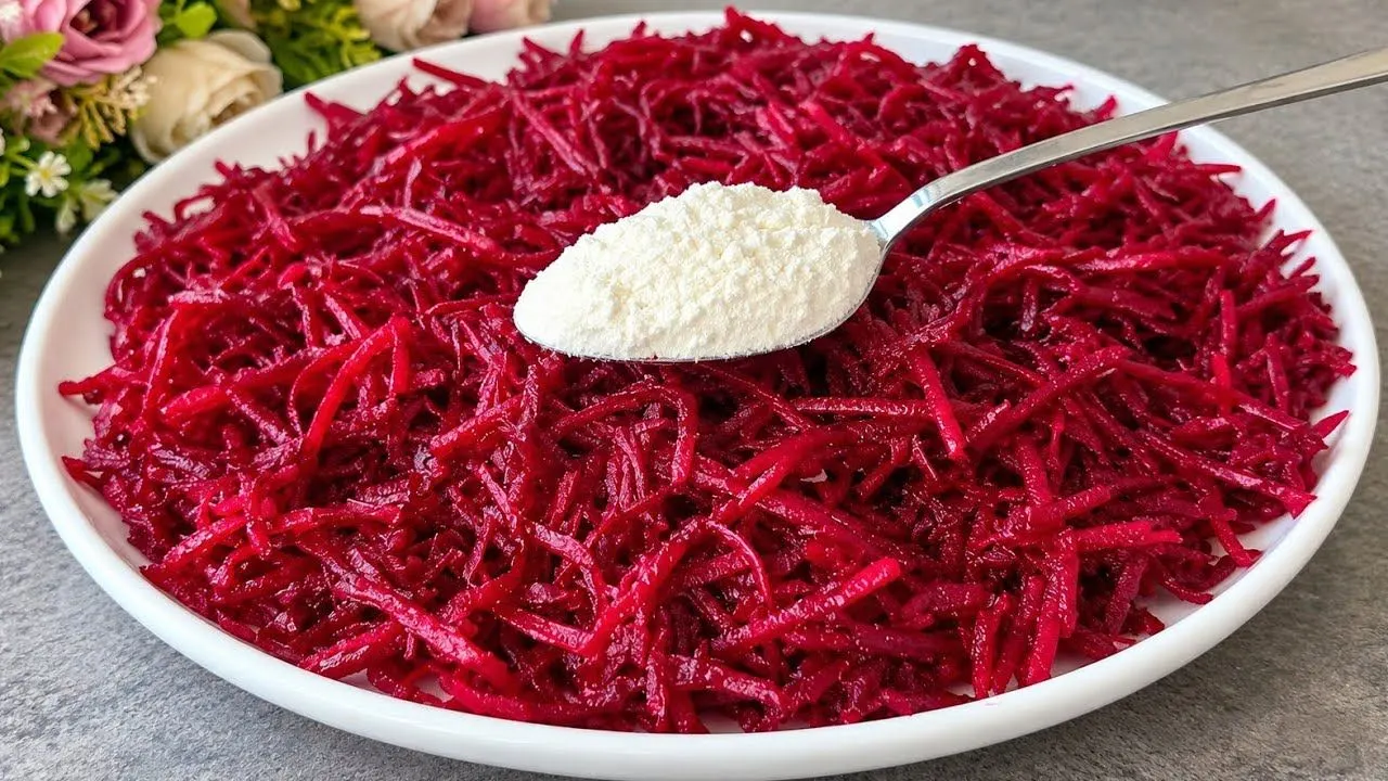 طرز تهیه نان لواش چغندر؛ نان لواش صورتی رنگ تهیه شده با چغندر در تابه