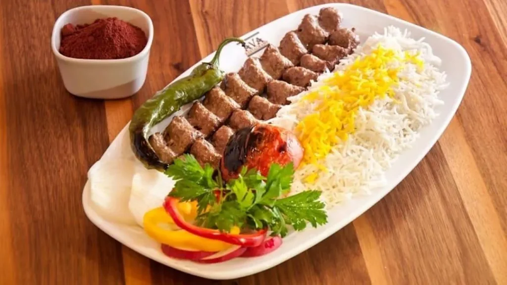 سرو کباب لقمه مجلسی همراه با برنج زعفرانی و گوجه کبابی