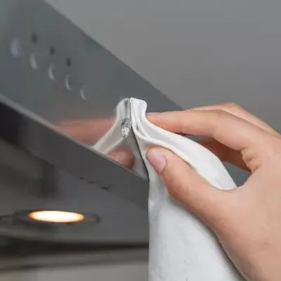 تصویر مرتبط با روش‌های ایمن و کاربردی برای پاک کردن چسب قطره ای از پوست و سطوح مختلف