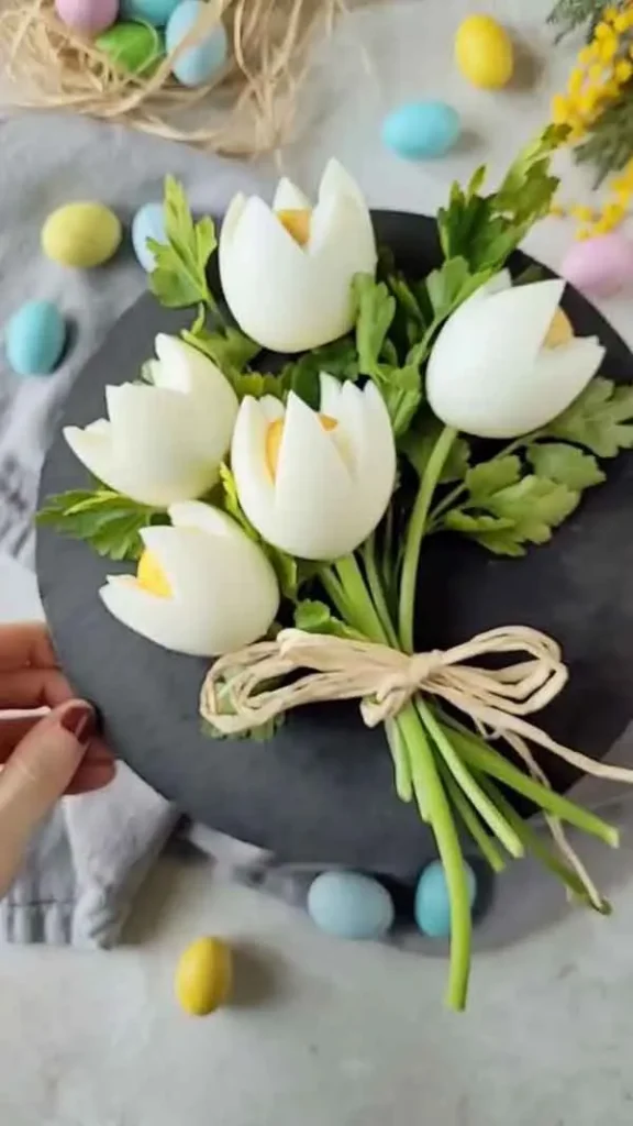تصویر مرتبط با ایده‌های ساده و جذاب برای تزیین تخم‌مرغ آب‌پز در مدرسه