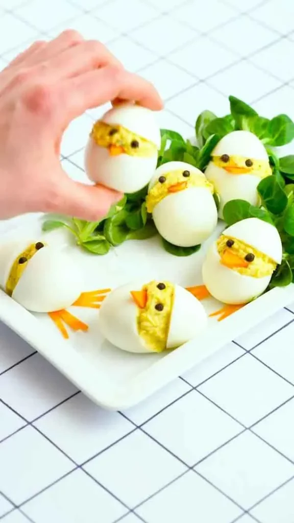 تصویر مرتبط با ایده‌های ساده و جذاب برای تزیین تخم‌مرغ آب‌پز در مدرسه