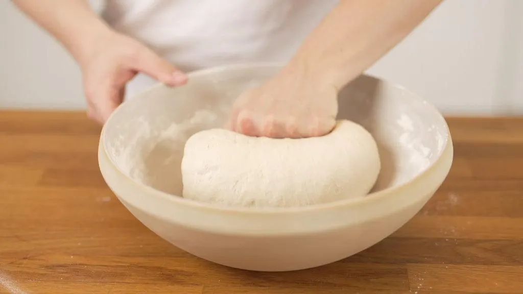 تصویر مرتبط با طرز تهیه پیتزا نیویورکی با خمیر نازک و پنیر کشدار به سبک رستورانی