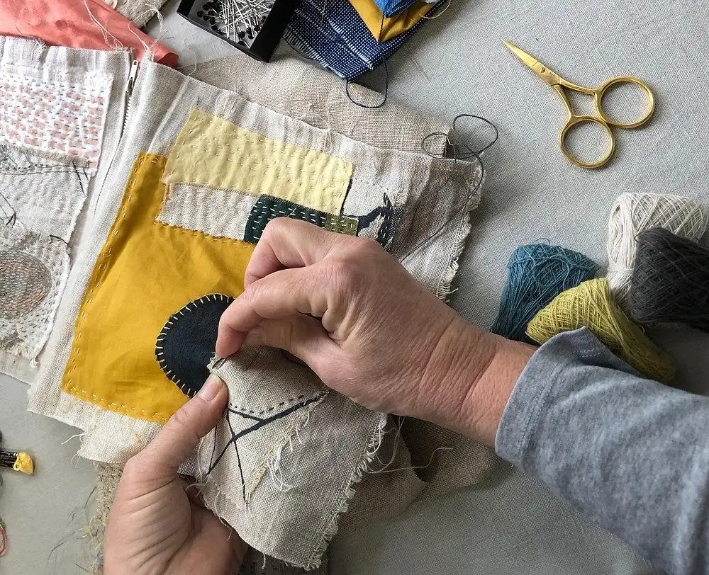 تصویر مرتبط با ساخت سفره هنری با نخ و پارچه؛ راهنمای کامل خلق یک رومیزی دستساز زیبا