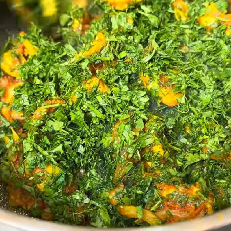 تصویر جدا کردن خوراک میگو برای سرو