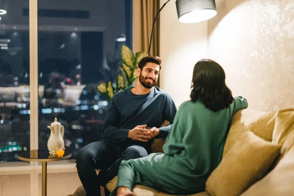 تصویر مرتبط با مهارت‌های کلیدی رفتار با همسر پس از بازگشت از سرکار