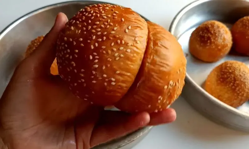 تصویر مرتبط با روش تهیه نان همبرگر نرم و پنبهای روی شعله گاز بدون نیاز به فر