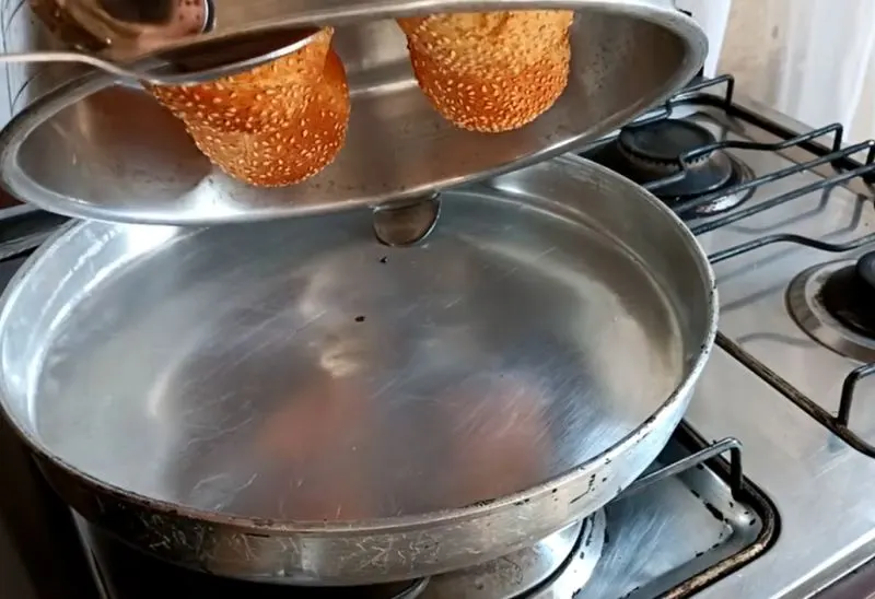 تصویر مرتبط با روش تهیه نان همبرگر نرم و پنبهای روی شعله گاز بدون نیاز به فر