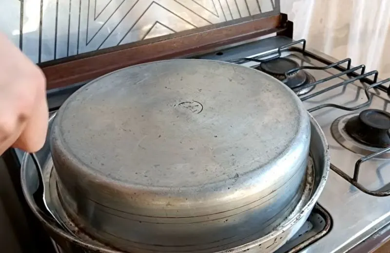 تصویر مرتبط با روش تهیه نان همبرگر نرم و پنبهای روی شعله گاز بدون نیاز به فر