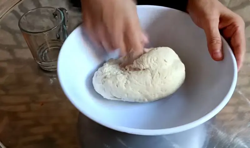 نان همبرگر در حال پخت روی شعله ملایم گاز بدون فر