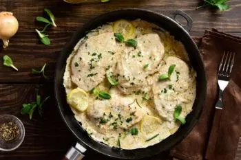 مواد اولیه مرغ و ماست شامل مرغ، ماست، سیر و ادویهها