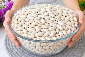 خوراک لوبیا سفید لعاب دار ترکی در حال سرو