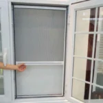 تصویری از توری رولینگ نصب شده روی پنجره