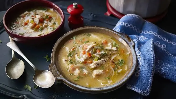پخت سوپ با استفاده از عصاره مرغ یا گوشت
