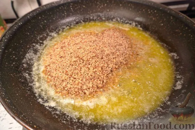 حلوای گردو و عسل تزیین شده با پسته و گردوی کامل در ظرف