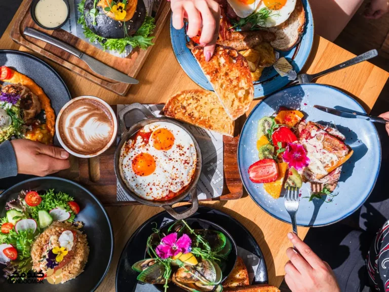طعم تلخ در غذاها؛ چند محصول غذایی متنوع با طعم تلخ روی پس‌زمینه کاشی