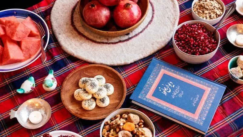 دسر اناری با کارت شعر حافظ برای شب یلدا