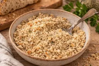 پودر سوخاری خانگی در کنار نان خشک و ادویه‌های معطر