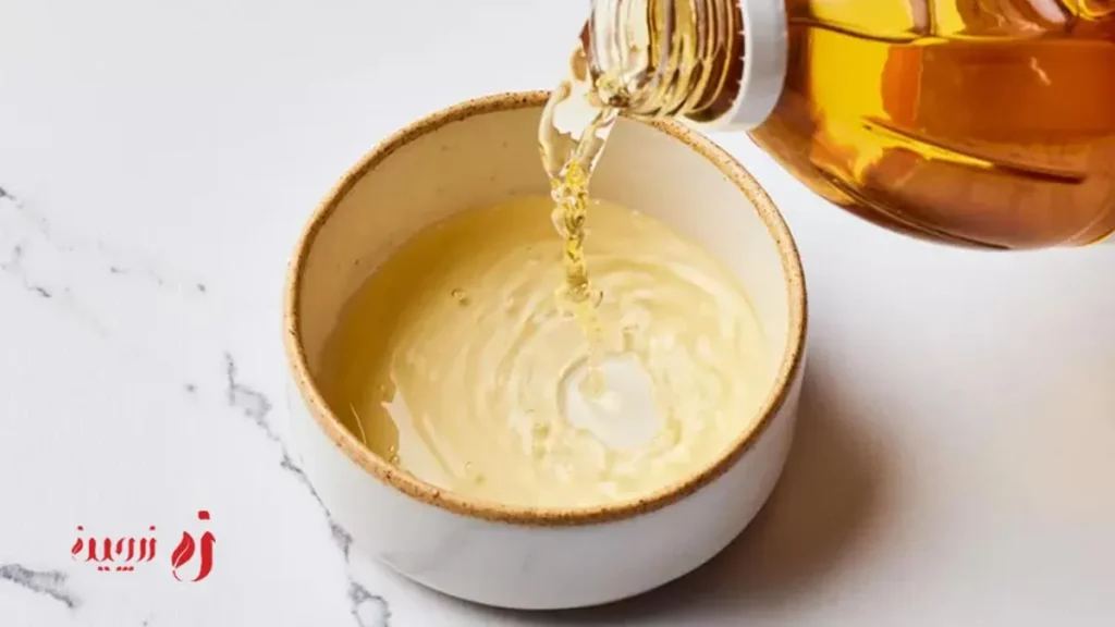 صاف کردن شربت سکنجبین و ریختن آن در بطری شیشه‌ای تمیز