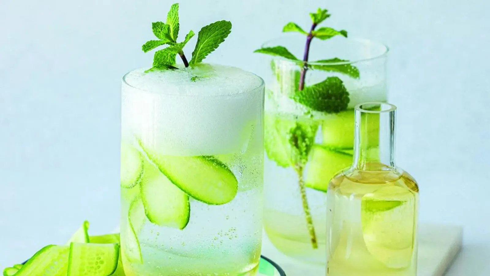 شربت سکنجبین ملس با عطر تازه نعناع در لیوان شیشه‌ای