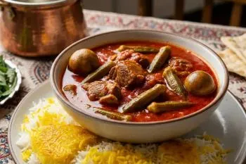 بادمجانهای قلمی پوست گرفته و برش خورده آماده برای تهیه خورش بامیه و بادمجان