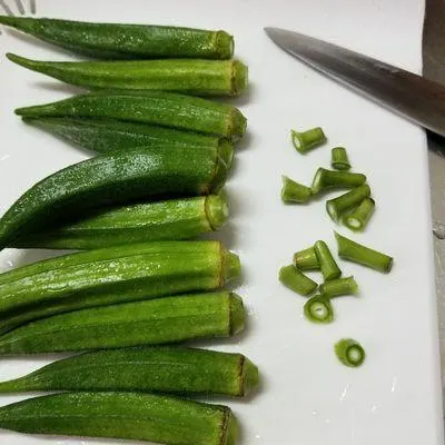 تفت دادن پیاز و گوشت خورشتی با زردچوبه در قابلمه برای تهیه خورش