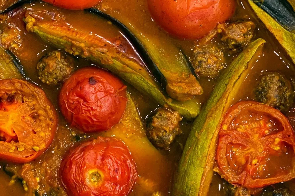 خورش بامیه و بادمجان جاافتاده با سس غلیظ و براق آماده سرو