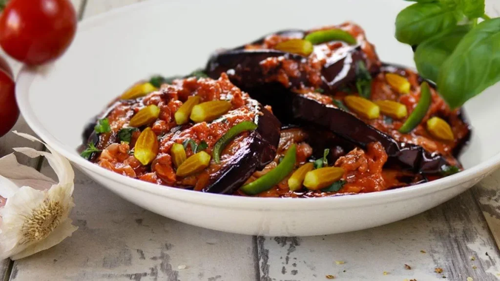 تصویر مرتبط با طرز تهیه خورش بامیه و بادمجان مجلسی با طعمی بینظیر و جاافتاده