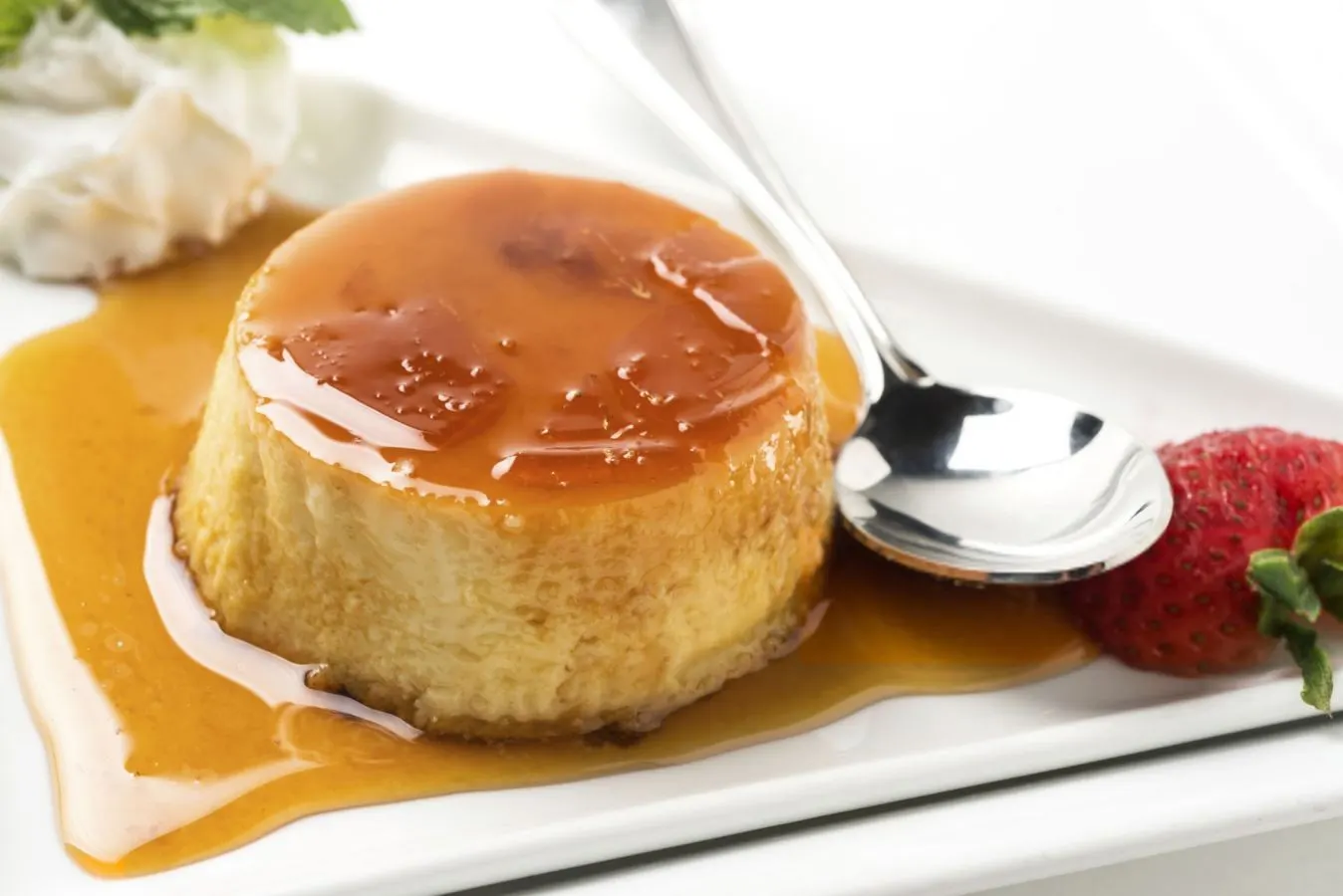 طرز تهیه کرم کارامل؛ کرم کارامل با سطح براق و بافت نرم در ظرف سرو