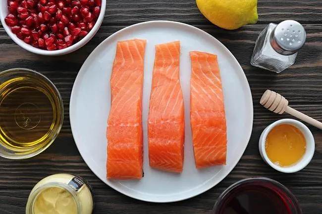 تفت دادن پیاز و سیر برای آماده سازی سس انار