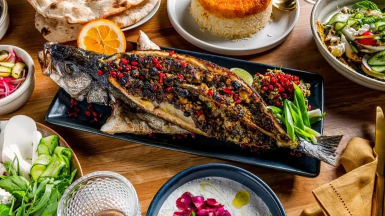 خوراک ماهی با سس انار؛ خوراک ماهی مجلسی با سس انار قرمز و دانه‌های ان
